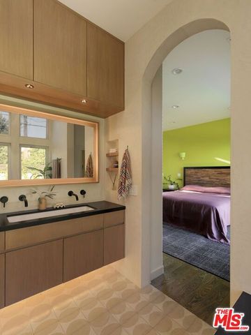 3842 Alsace Avenue, Los Angeles, CA 90008