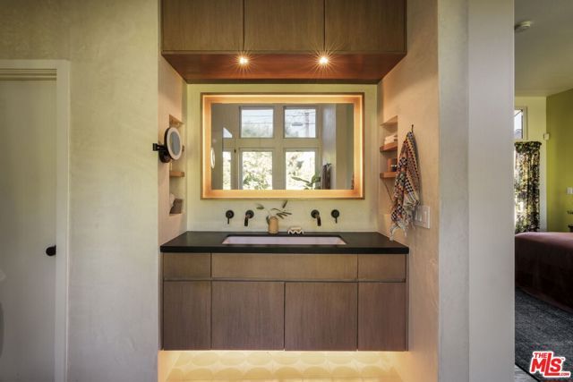 3842 Alsace Avenue, Los Angeles, CA 90008