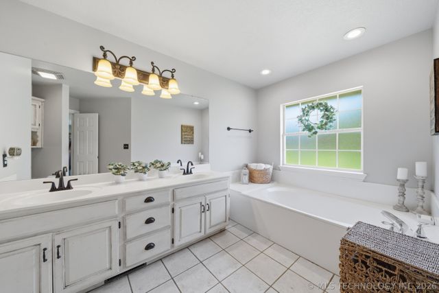 9215 E 156th Street N, Collinsville, OK 74021
