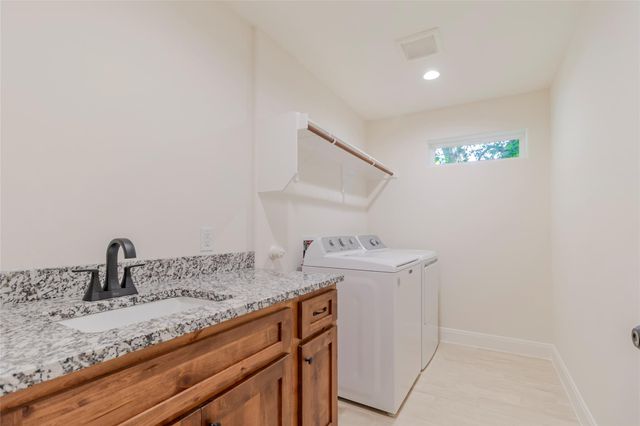 346 Webb ST, Smithville, TX 78957