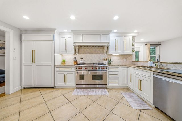 21 Monisa Kay Dr, Plymouth, MA 02360