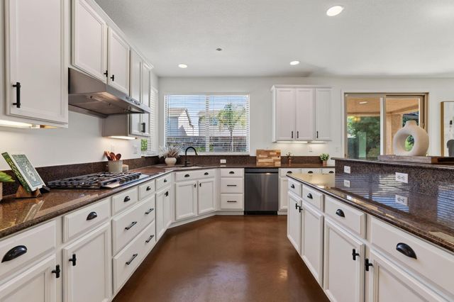 701 Rolling Green Dr, West Sacramento, CA 95605