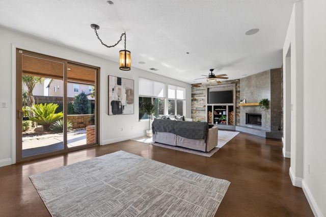 701 Rolling Green Dr, West Sacramento, CA 95605