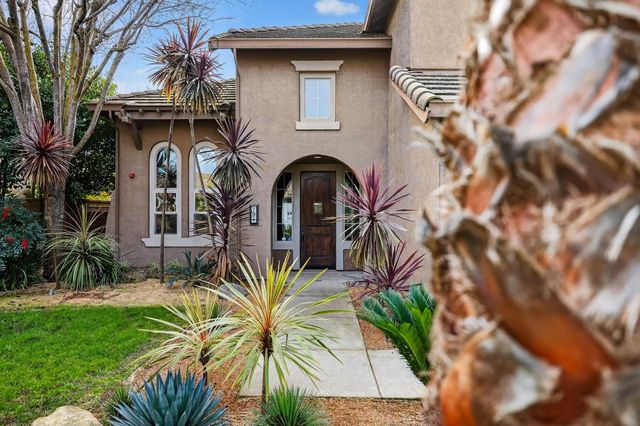 701 Rolling Green Dr, West Sacramento, CA 95605