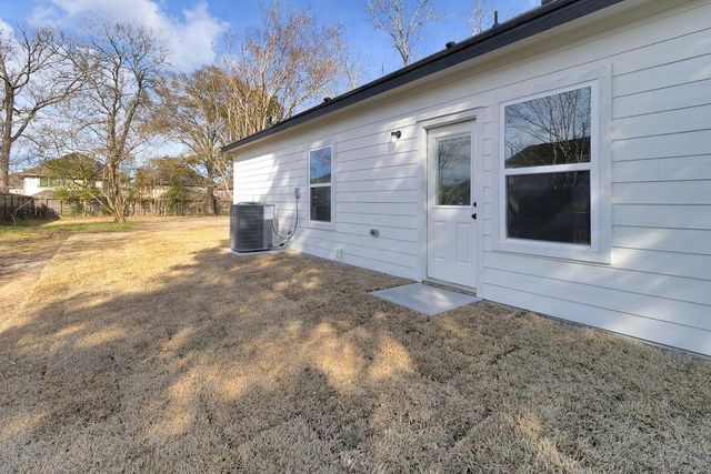 106 Runnels Street, Willis, TX 77378