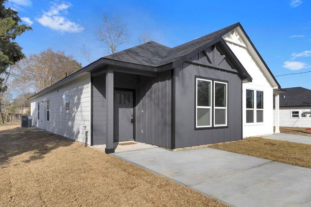 106 Runnels Street, Willis, TX 77378