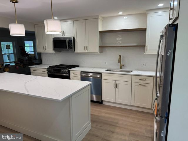 58 MAIN ST, Bridgeport, NJ 08014