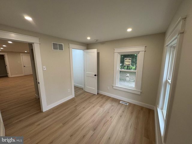 58 MAIN ST, Bridgeport, NJ 08014
