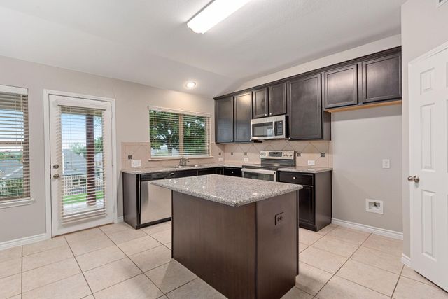 4521 Lakeside Hollow Street, Fort Worth, TX 76262