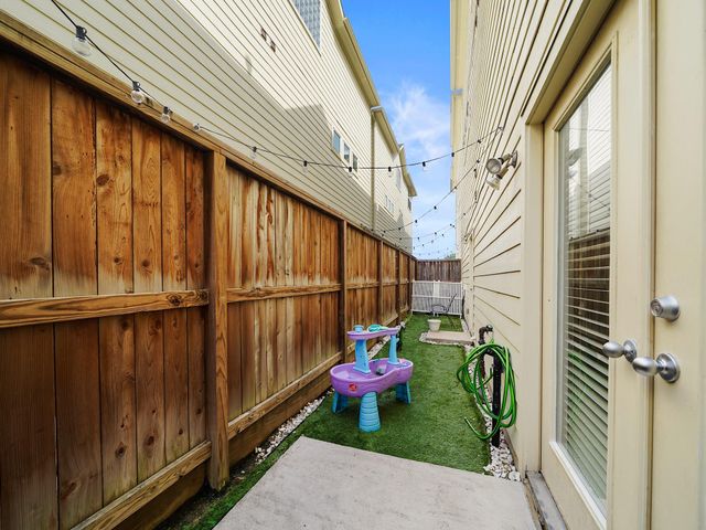 526 Westcross Street, Houston, TX 77018