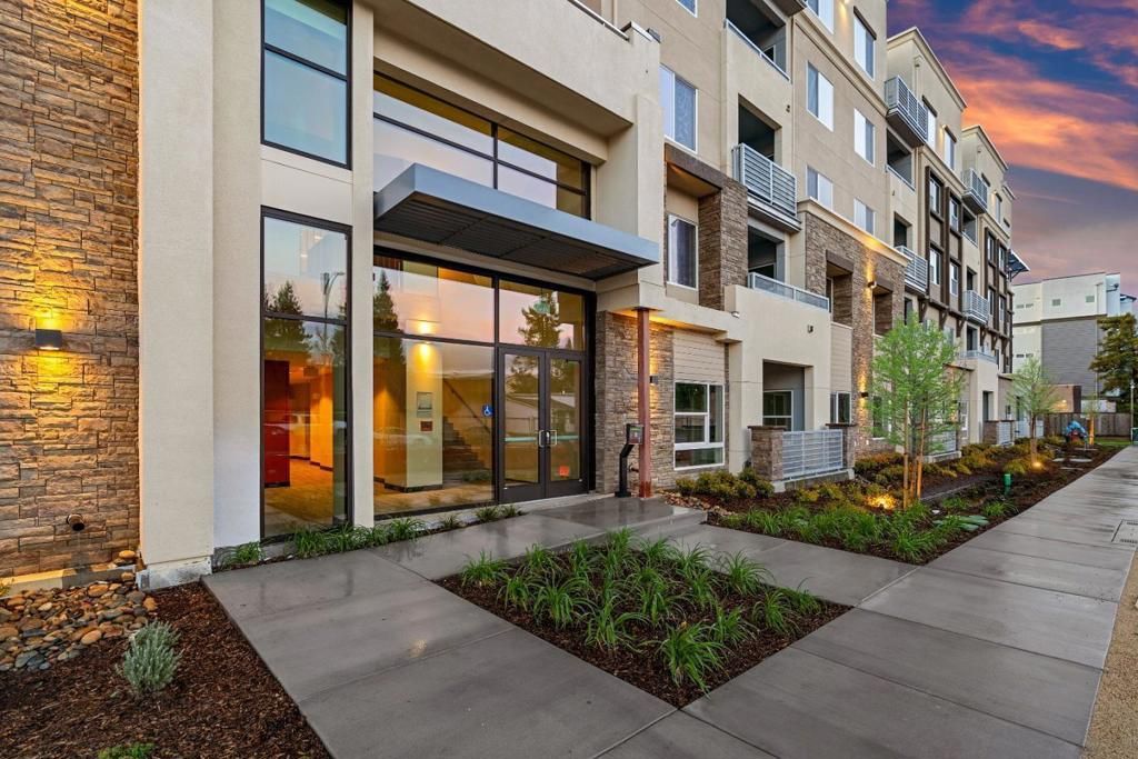 Image 8 of property listing at 1853 Almaden Road 222, San Jose, CA 95125
