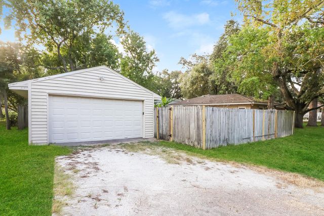 1303 W Phillips Street, Alvin, TX 77511