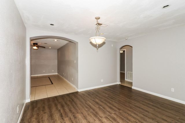 1303 W Phillips Street, Alvin, TX 77511