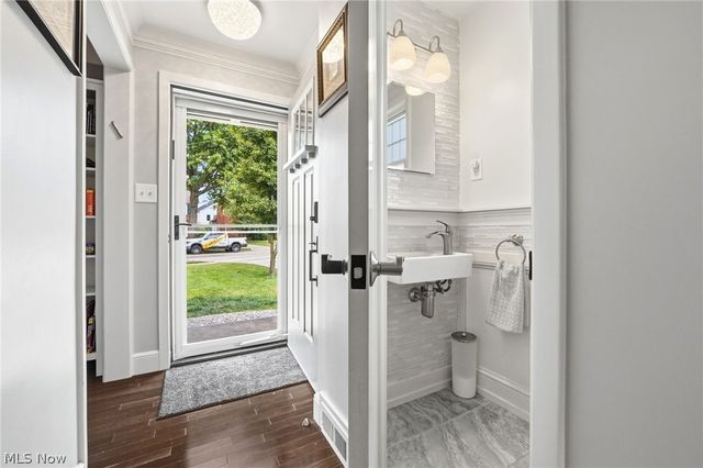 2560 Milton Road, University Heights, OH 44118