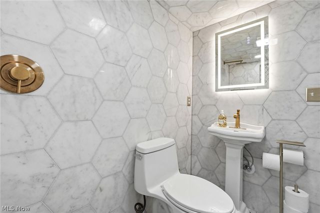 2560 Milton Road, University Heights, OH 44118