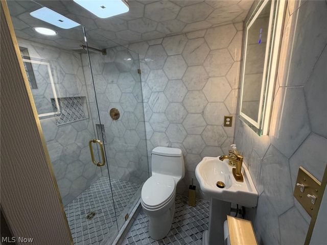 2560 Milton Road, University Heights, OH 44118