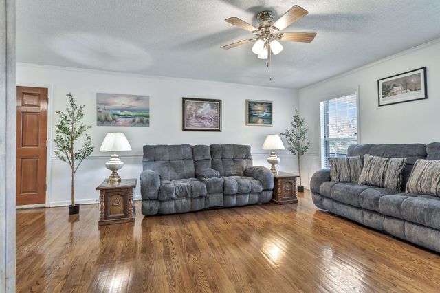 528 W Point Rd, Lawrenceburg, TN 38464