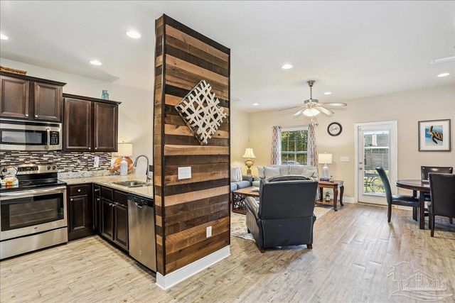 8881 Brown Pelican Cir, Navarre, FL 32566