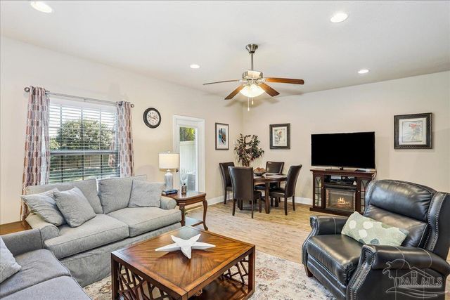 8881 Brown Pelican Cir, Navarre, FL 32566