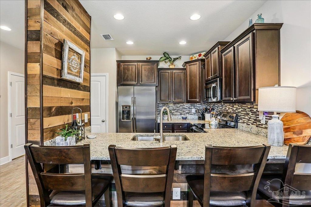 8881 Brown Pelican Cir, Navarre, FL 32566