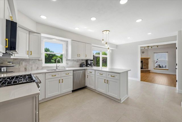 8821 S Carrollville CIRCLE, Oak Creek, WI 53154