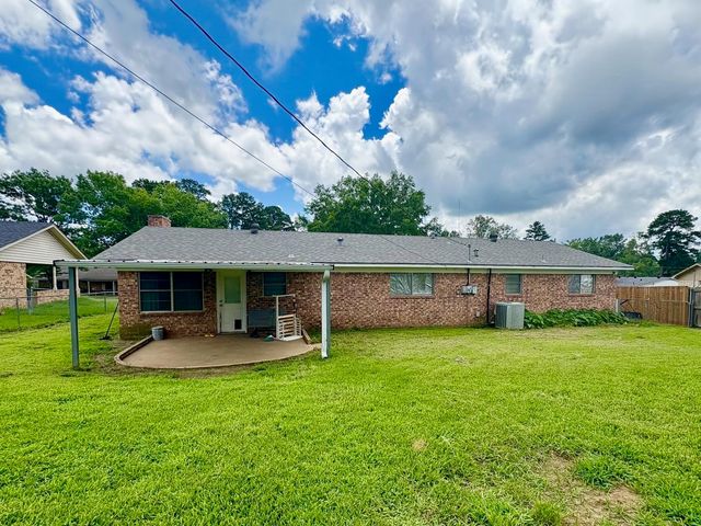 1522 Duncan, Henderson, TX 75654