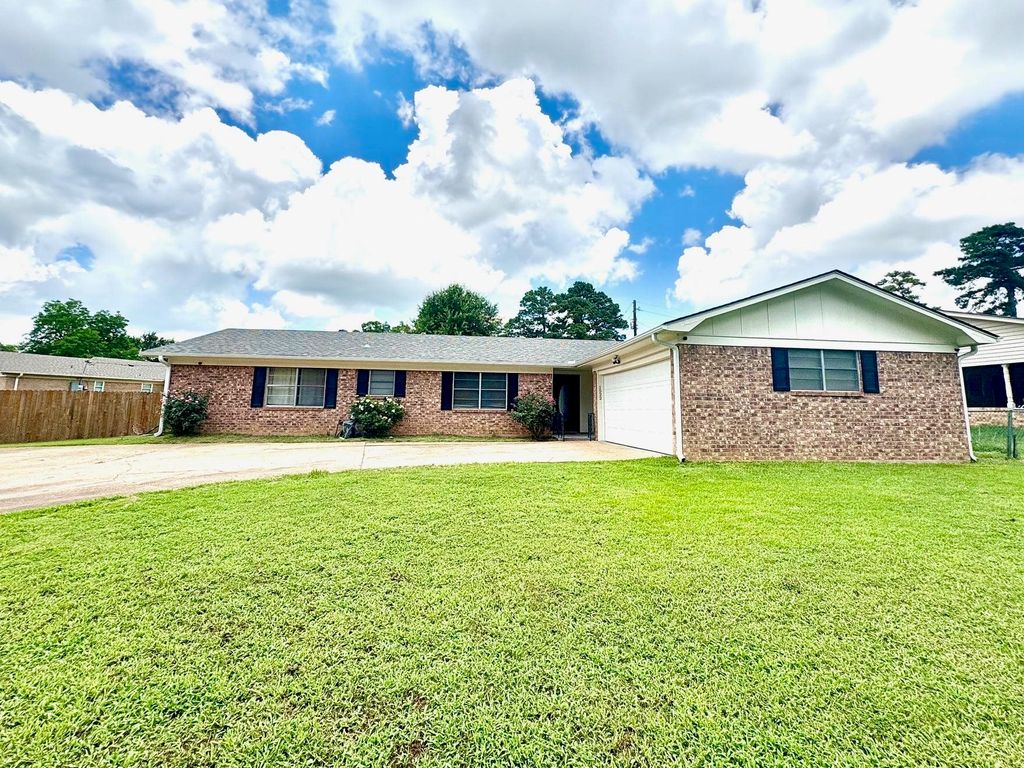 1522 Duncan, Henderson, TX 75654