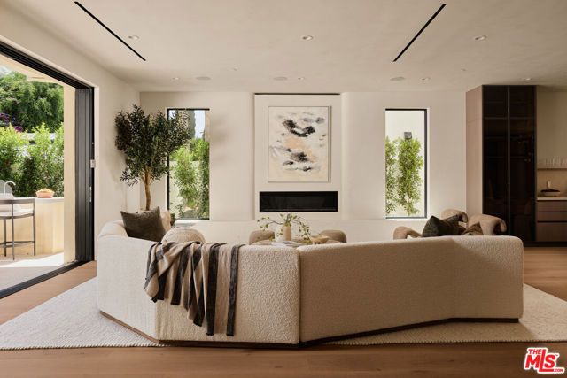 4514 Cedros Avenue, Sherman Oaks, CA 91403