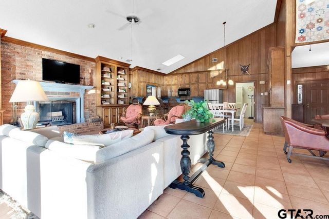 542 Hideaway Ln E, Hideaway, TX 75771