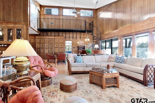 542 Hideaway Ln E, Hideaway, TX 75771