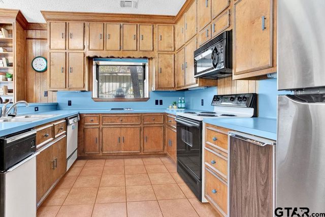 542 Hideaway Ln E, Hideaway, TX 75771