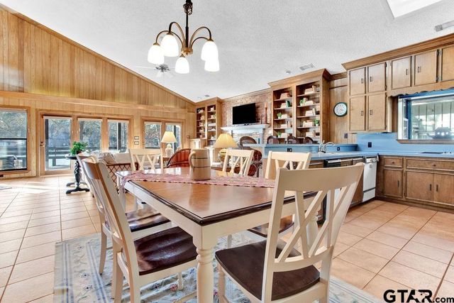 542 Hideaway Ln E, Hideaway, TX 75771