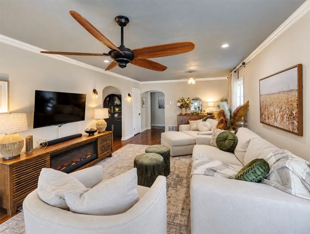4637 Calmont Avenue, Fort Worth, TX 76107