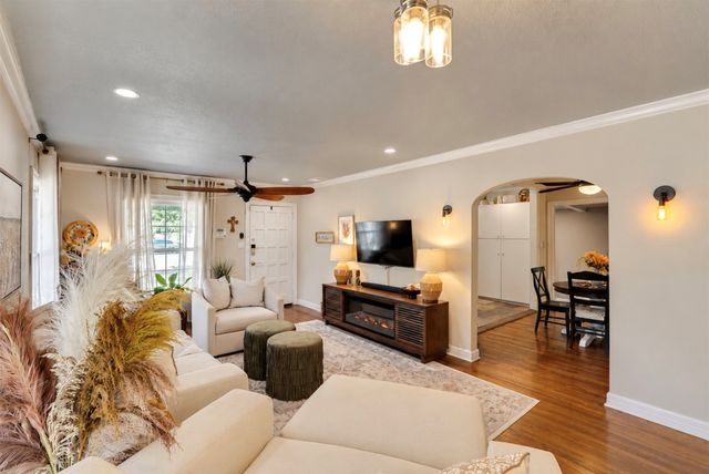 4637 Calmont Avenue, Fort Worth, TX 76107
