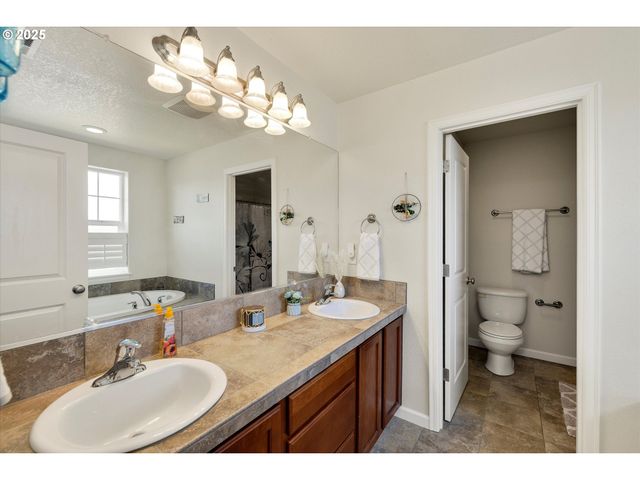 1153 Se CHINOOKAN Dr, Cascade Locks, OR 97014