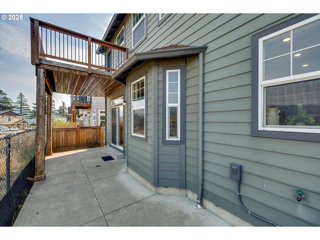 1153 Se CHINOOKAN Dr, Cascade Locks, OR 97014