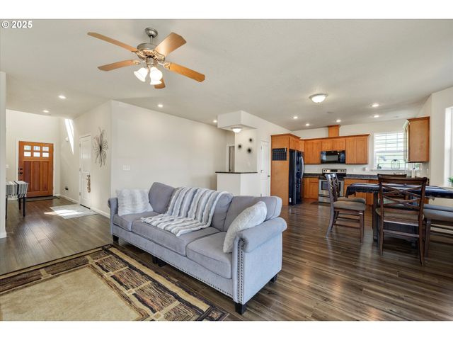 1153 Se CHINOOKAN Dr, Cascade Locks, OR 97014