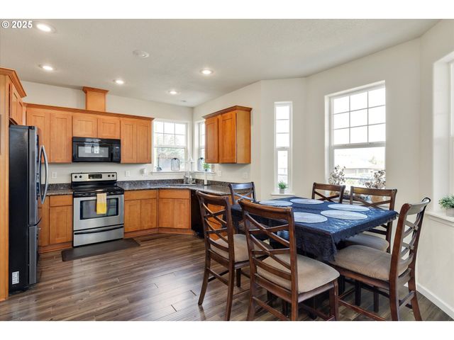 1153 Se CHINOOKAN Dr, Cascade Locks, OR 97014