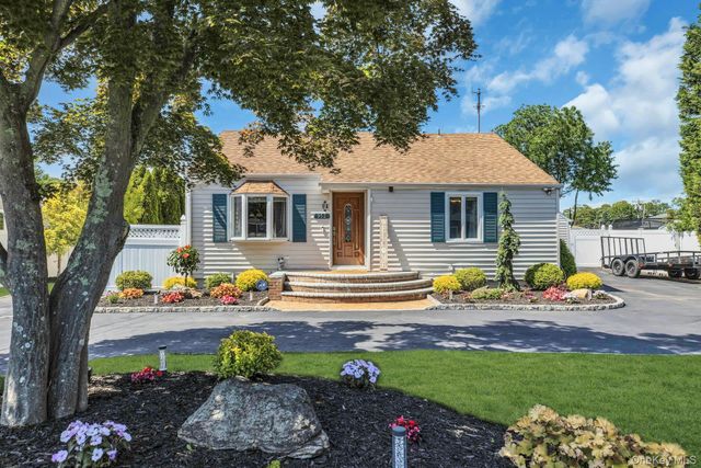 953 Karshick Street, Bohemia, NY 11716