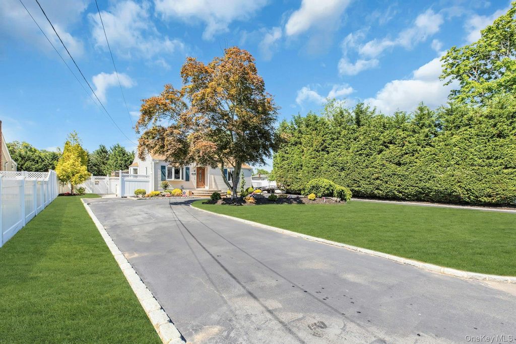 953 Karshick Street, Bohemia, NY 11716