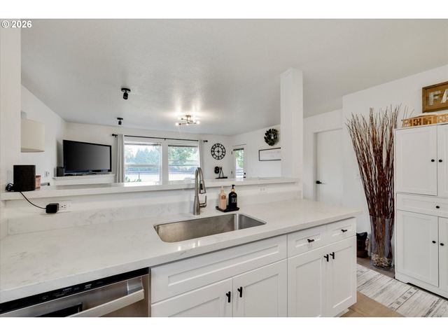 15074 Nw CENTRAL Dr 301, Portland, OR 97229