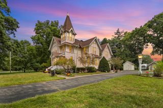 5932 N Riverview Drive, Kalamazoo, MI 49004
