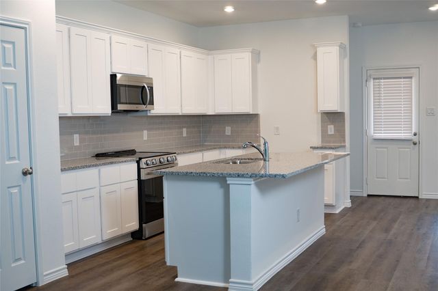 513 Oak Chase Avenue, Dayton, TX 77535
