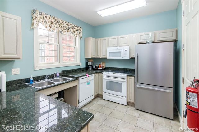 245 Brookwood Drive 16, South Lyon, MI 48178