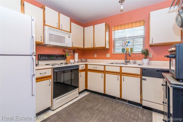 245 Brookwood Drive 16, South Lyon, MI 48178