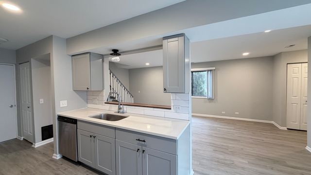 721 Sunfish Point, Schaumburg, IL 60194