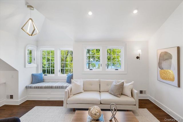 56 Park Avenue, Larchmont, NY 10538