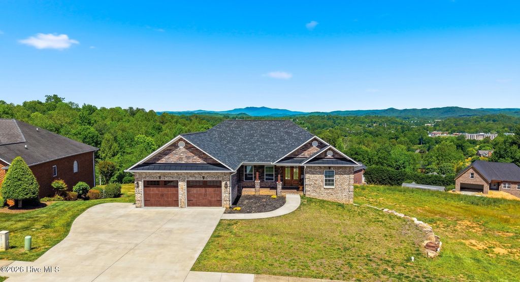 418 Huntington Woods Drive N, Lenoir, NC 28645