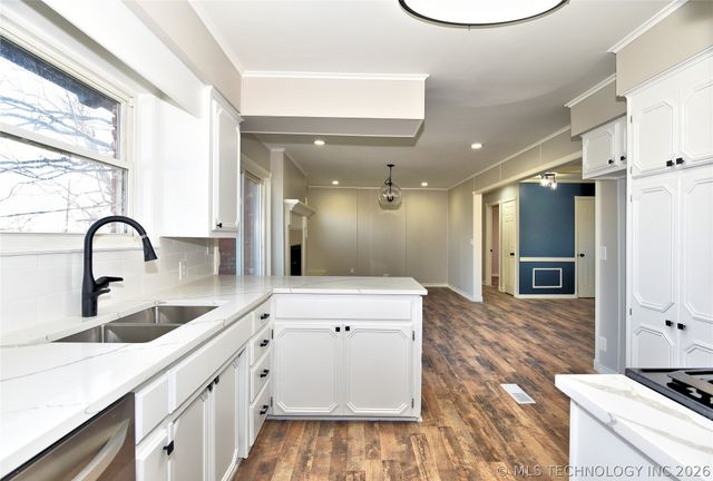 105 E Saddle Rock Road, Sand Springs, OK 74063