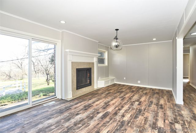 105 E Saddle Rock Road, Sand Springs, OK 74063